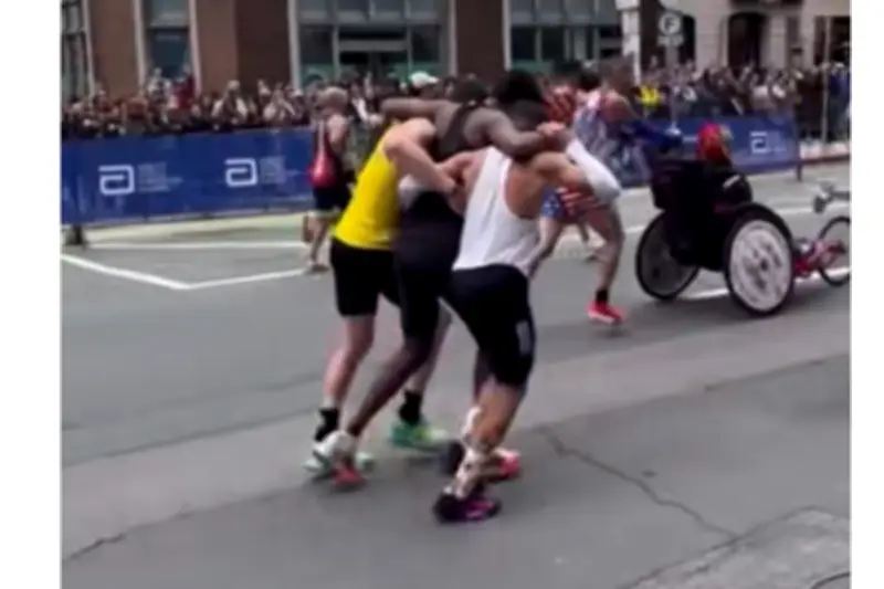 Momen Haru di Boston Marathon: Pelari Irlandia Bantu Peserta Cedera Sampai Finish