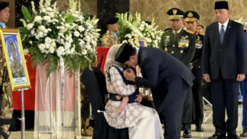 Momen Haru Prabowo Cium Kepala Anak Prajurit TNI Gugur di Lebanon