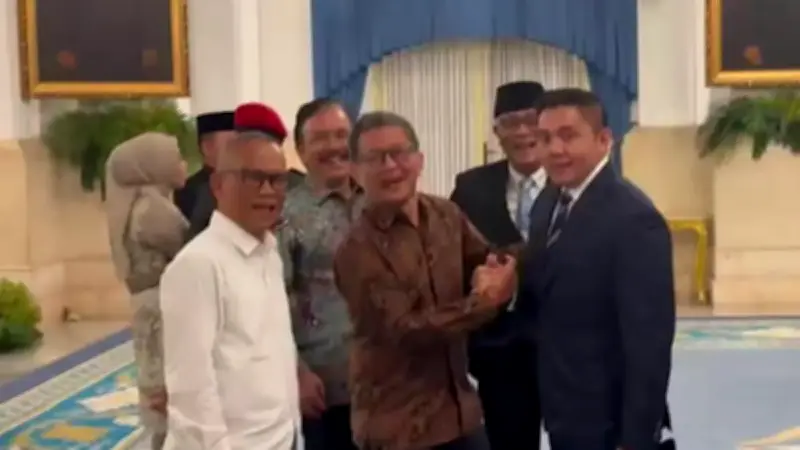 Momen Rocky Gerung Salam Komando dengan Seskab Teddy, Ini Isi Obrolannya