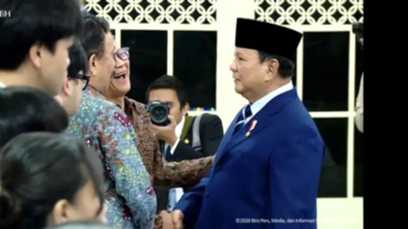 Momen Rocky Gerung Tertawa Bareng Prabowo dan Salaman dengan Gibran