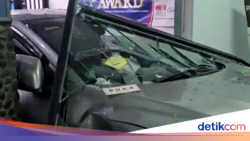 Nenek 71 Tahun Tabrak Depot Galon di Grogol Jakbar, 1 Pembeli Luka