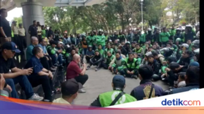 Ojol Unjuk Rasa Tolak Sistem QR Code di Gerbang Kampus Unpad Jatinangor