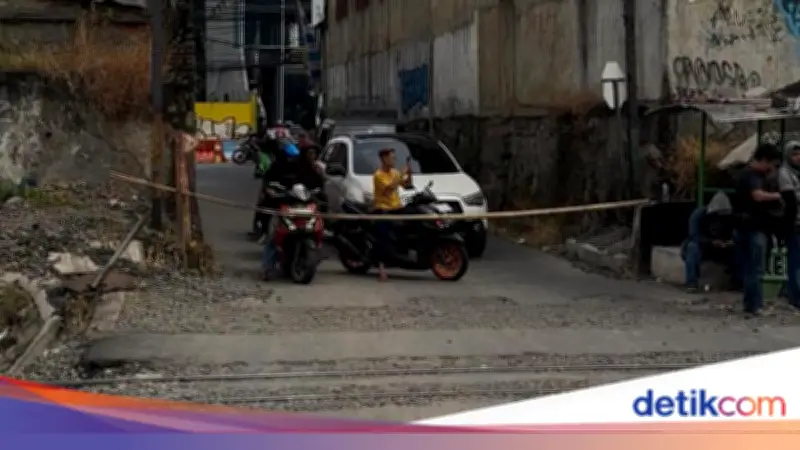 Palang Bambu di Perlintasan Bekasi Timur Dijaga Warga Bergantian
