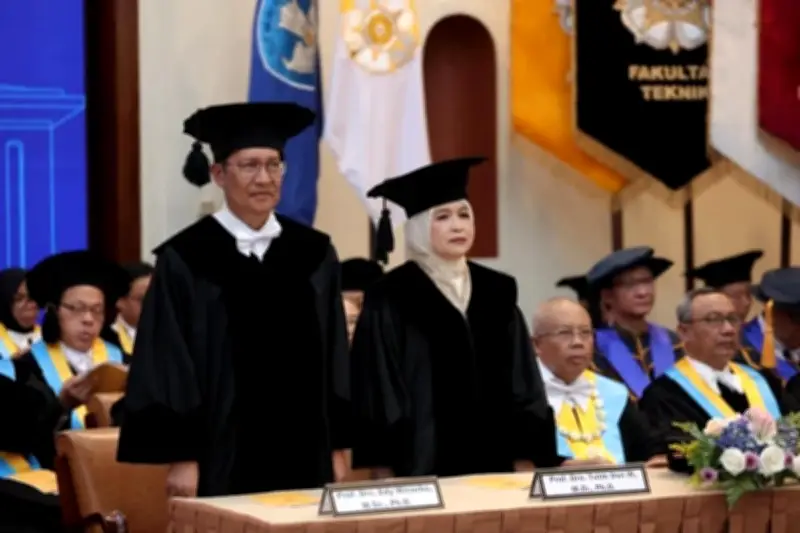 Pasutri Prof. Edi dan Tutik Dikukuhkan Sebagai Guru Besar UGM Secara Bersamaan
