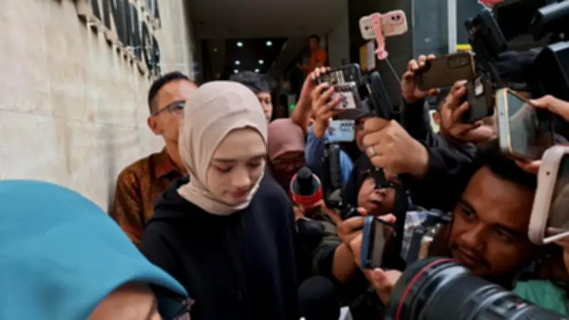 Pemeriksaan Inara Rusli Ditunda karena Kondisi Kesehatan yang Memburuk