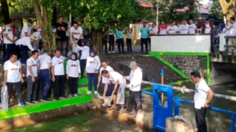 Pemkab Kudus Tebar 15.000 Benih Ikan Nila di Saluran Sekunder untuk Kampanye Kebersihan Sungai