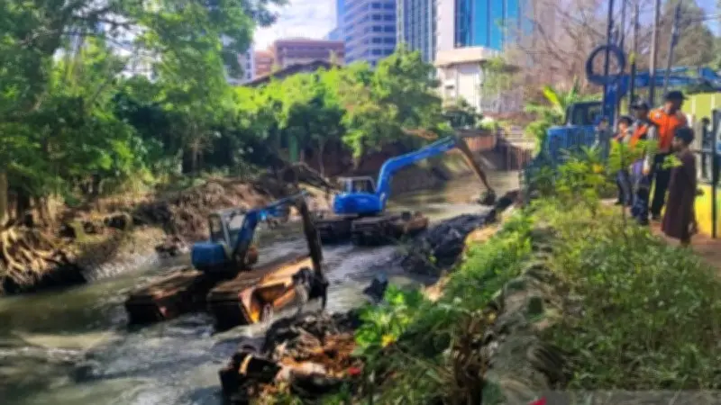 Pemkot Jaksel Targetkan Pengerukan 6.842 Meter Kubik Lumpur di Kali Krukut
