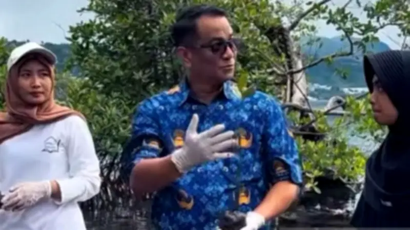 Pemprov Maluku dan SRMA 40 Ambon Tanam 100 Mangrove di Teluk Ambon