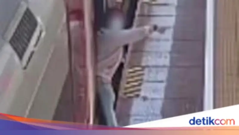 Penumpang Tahan Pintu Whoosh Bikin Perjalanan Terlambat, KCIC Kecam Tindakan