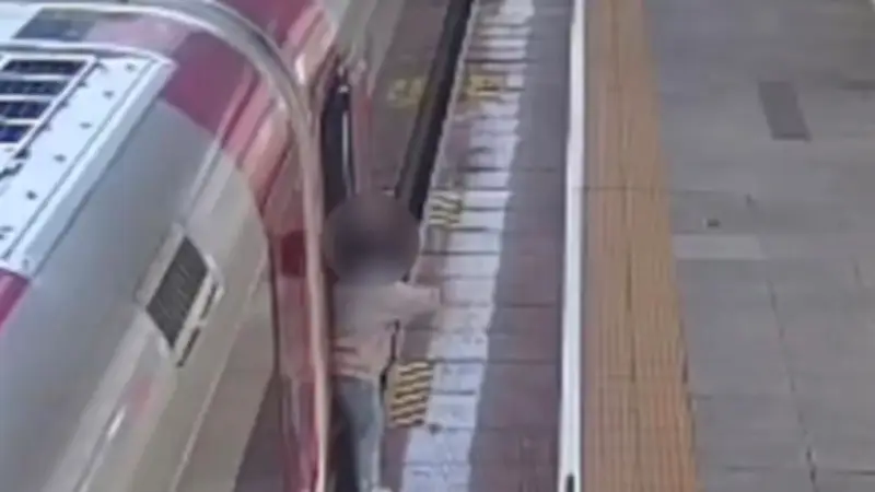 Penumpang Whoosh Tahan Pintu Otomatis, Jadwal Kereta Cepat Terganggu