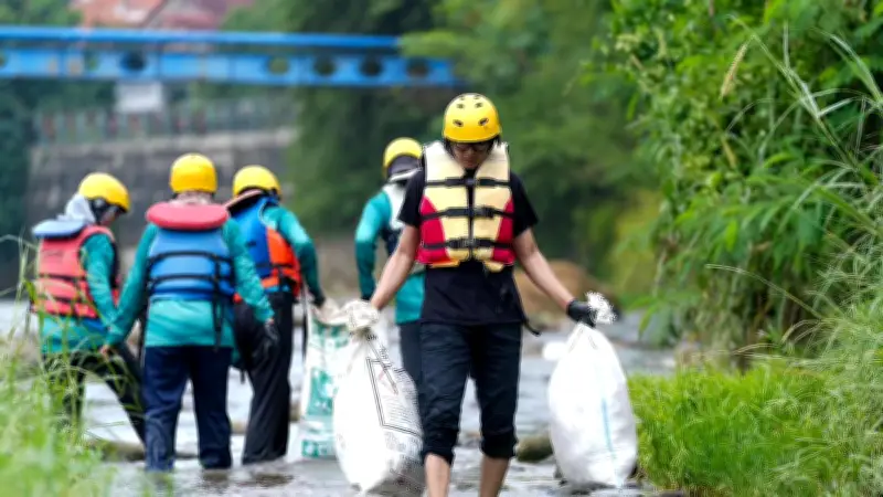 Peringati Hari Bumi 2026, Aksi Bersih Sungai Ciliwung Angkat 670 Kg Sampah dan Lepas 5.000 Bibit Ikan