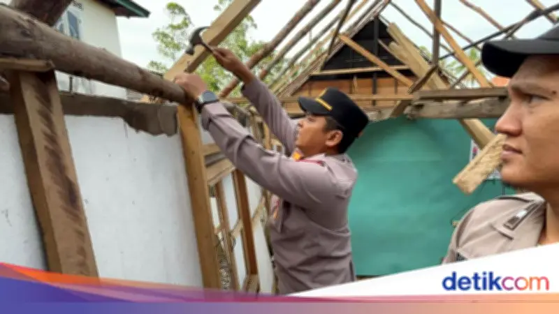Polda Sumsel Tanggap Darurat, Bedah Rumah Lansia Korban Puting Beliung di Ogan Ilir