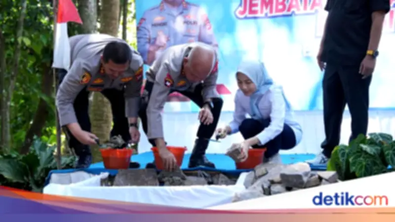Polisi Bangun Jembatan Akses Pelajar ke Sekolah di Padarincang Serang