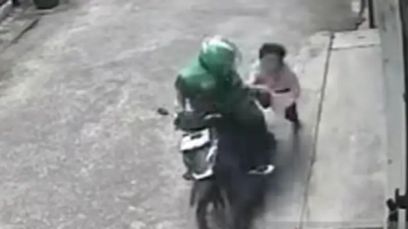 Polisi Buru Jambret Kalung Wanita Lansia di Jakbar, Aksi Viral Terekam CCTV