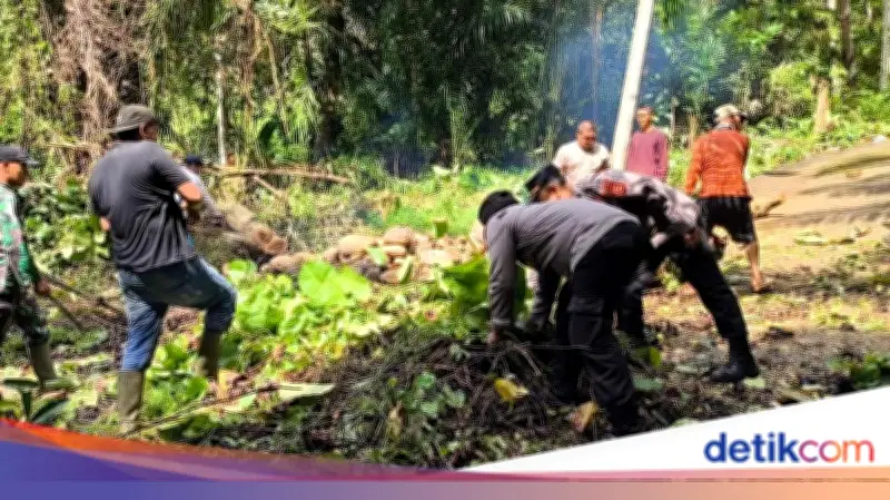 Polri Bersihkan Jembatan di Lubuk Linggau, Wujudkan Lingkungan ASRI