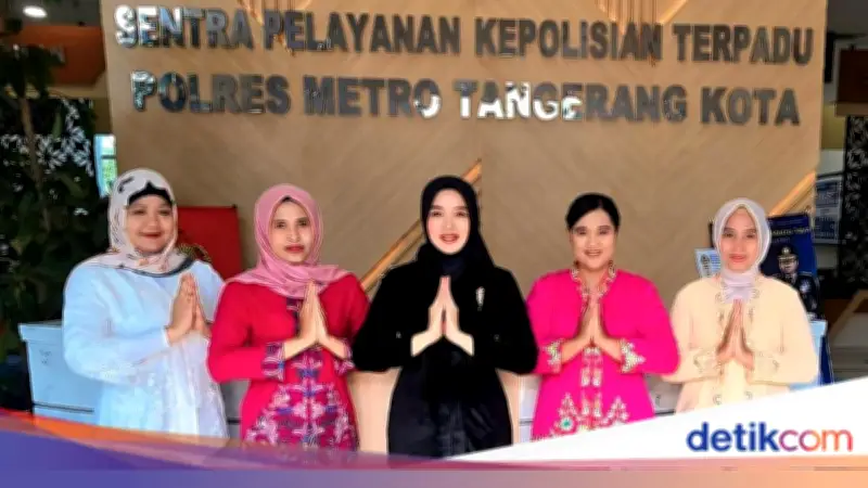 Polwan Polda Metro Jaya Berkebaya Layani Warga di Hari Kartini 2026