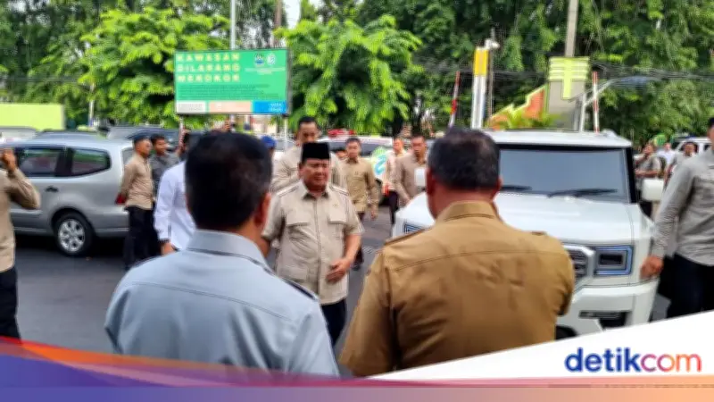 Prabowo Jenguk Korban Kecelakaan Kereta di RSUD Bekasi