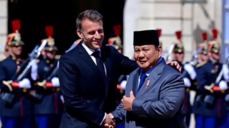 Prabowo Sambut Diplomasi Strategis dengan Macron di Paris, Disambut Pasukan Kehormatan