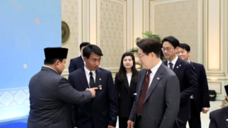 Prabowo Tepuk Punggung Sugianto, PMI Pahlawan Penyelamat Lansia di Korsel