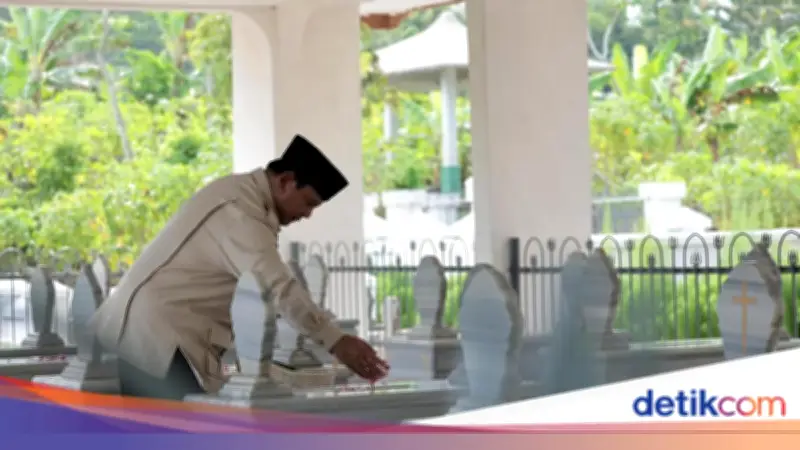 Prabowo Ziarah ke Makam Kakek Pendiri BNI di Banyumas