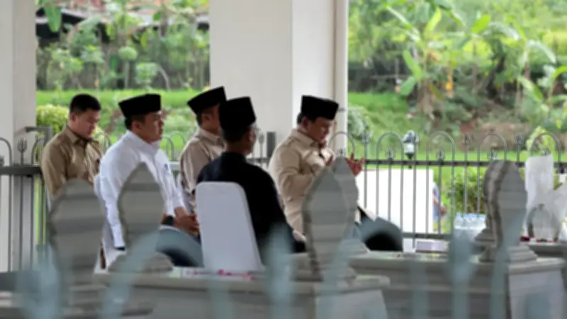 Presiden Prabowo Ziarah ke Makam Kakeknya Margono Djojohadikusumo di Banyumas