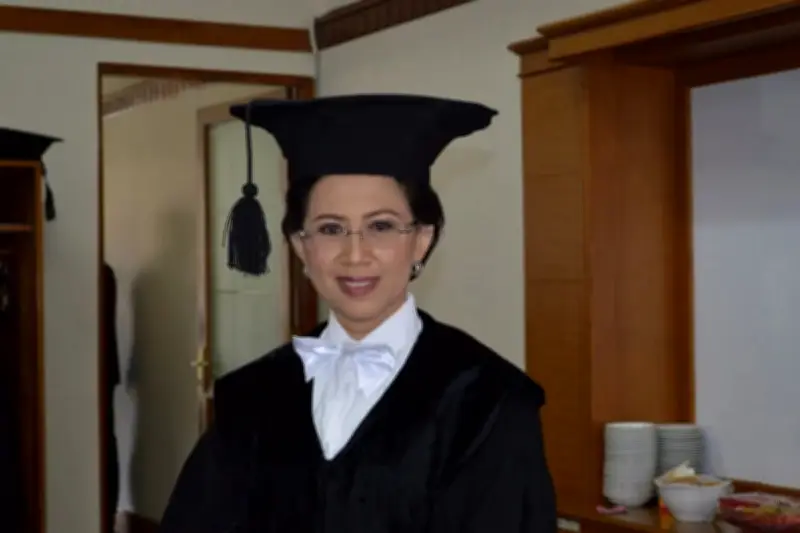 Profil Ova Emilia: Rektor Perempuan Kedua UGM yang Inspiratif