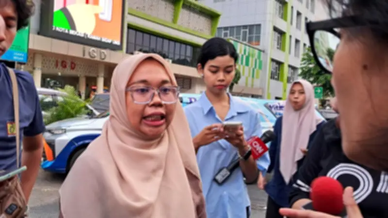 Putri Tak Mau Pergi: Anak Berkebutuhan Khusus Jaga Ibu Korban KRL