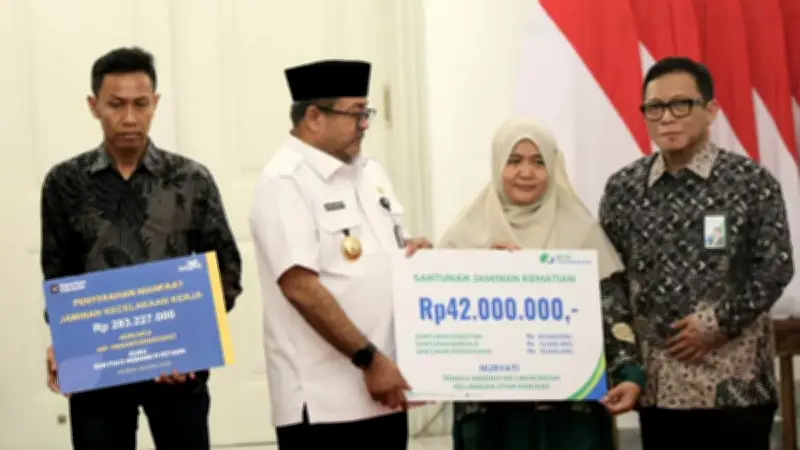 Rano Karno Serahkan Santunan Korban Kecelakaan KRL di Bekasi