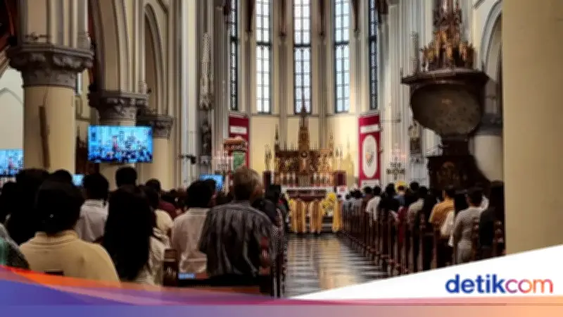 Ribuan Jemaat Khidmat Ikuti Misa Minggu Paskah di Gereja Katedral Jakarta