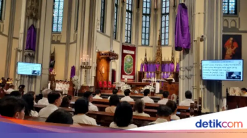 Ribuan Umat Khidmat Ikuti Misa Kamis Putih di Gereja Katedral Jakarta
