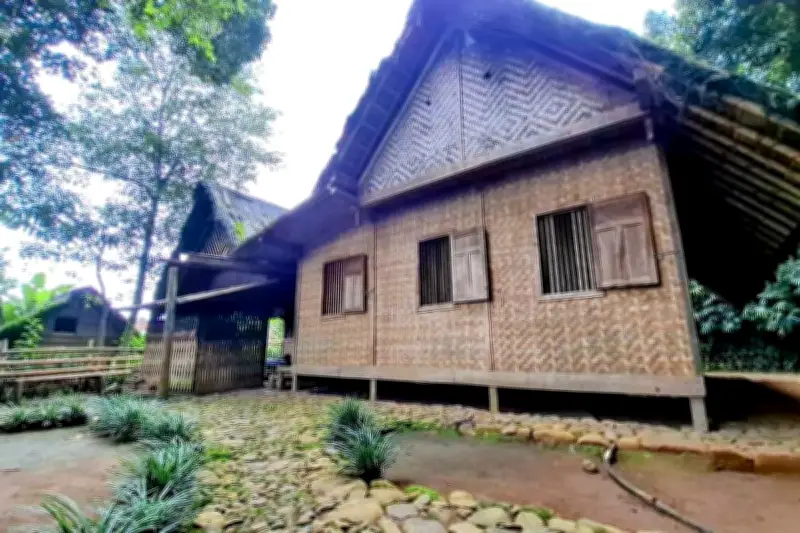 Rumah Bambu Tetap Eksis di Era Modern, Simbol Kearifan Lokal Ramah Lingkungan