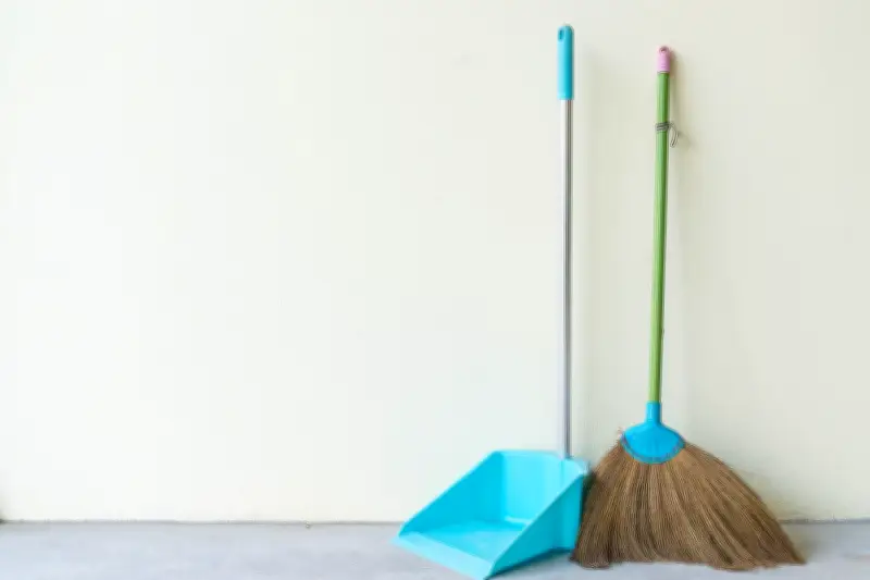 Sapu Kotor Justru Sebarkan Kotoran, Ini Bahaya yang Jarang Disadari