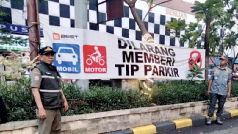 Satpol PP Tertibkan Juru Parkir Liar di Blok M, Warga Mengaku Dipungut Bayar Parkir Dua Kali