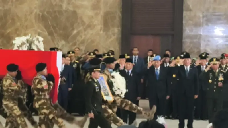 SBY Beri Penghormatan Terakhir ke 3 Prajurit TNI Gugur di Lebanon, Pakai Baret Biru
