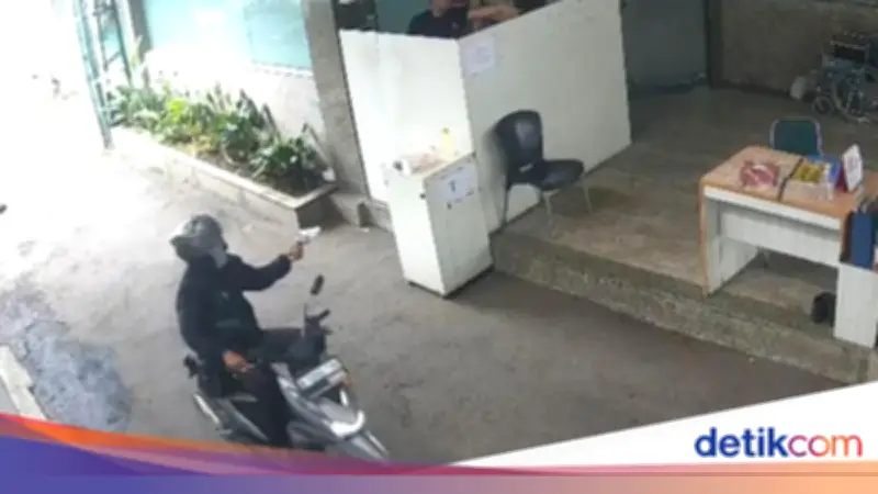 Sekuriti RS Duren Sawit Ditodong Pistol Saat Pergoki Komplotan Maling Motor