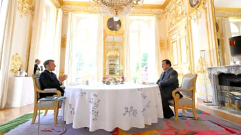 Seskab Teddy Bocorkan Isi Pertemuan 2 Jam Prabowo dan Macron di Paris