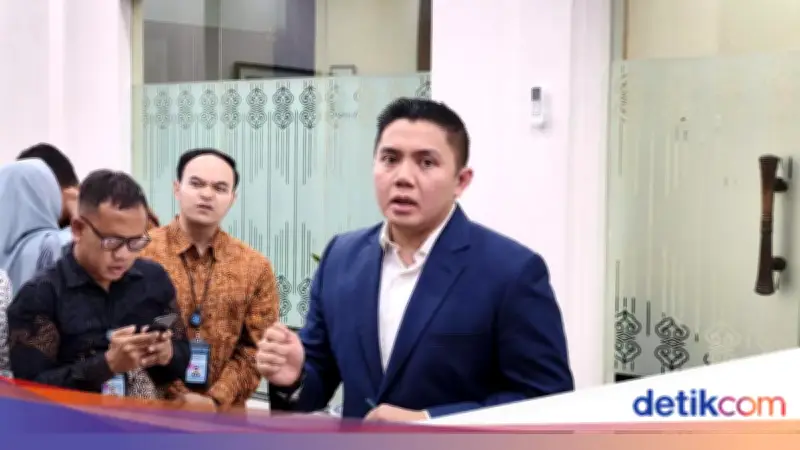 Seskab Teddy Indra Wijaya Soroti Fenomena 'Inflasi Pengamat' di Ruang Publik