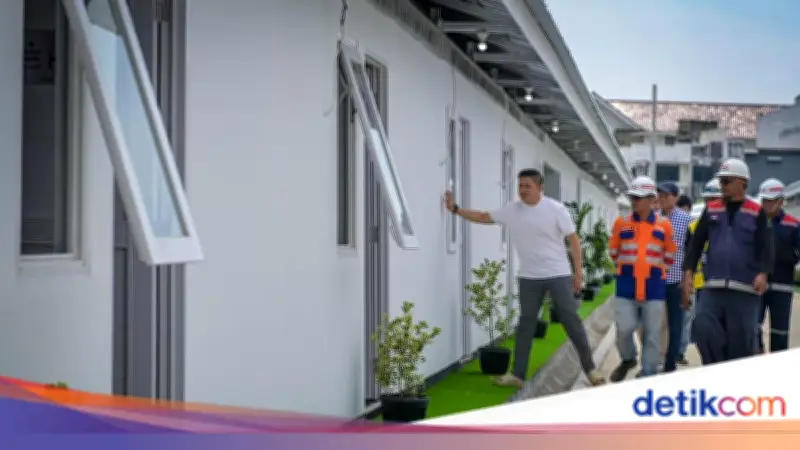 Seskab Tinjau Huntara Warga Bantaran Rel Senen, Pastikan Pembangunan Cepat