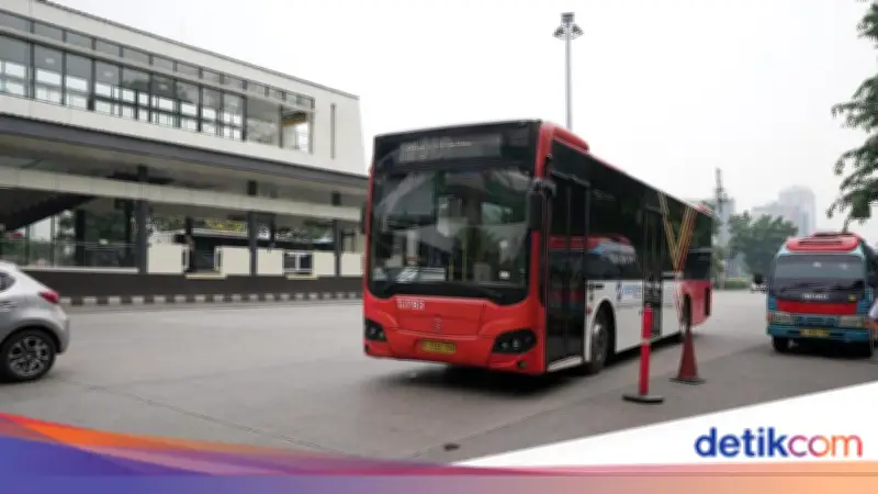 Shuttle Bus TransJakarta Dihadang Massa di Bekasi Usai Kecelakaan Kereta