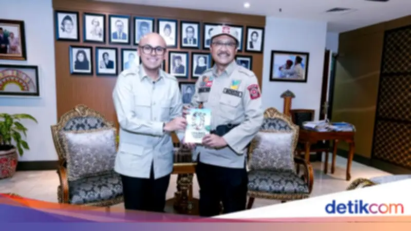 Stafsus Presiden Temui Mensos, Beri Buku Saku Program Kesejahteraan Sosial