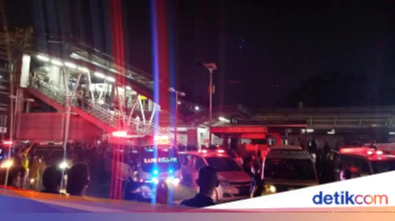 Tabrakan Kereta Argo Bromo Anggrek dan KRL di Bekasi, Evakuasi Korban Berlangsung