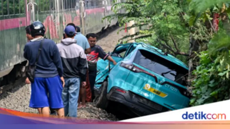 Taksi Listrik Berhenti di Rel Bekasi karena Korsleting, Tabrakan Kereta Tewaskan 15 Orang