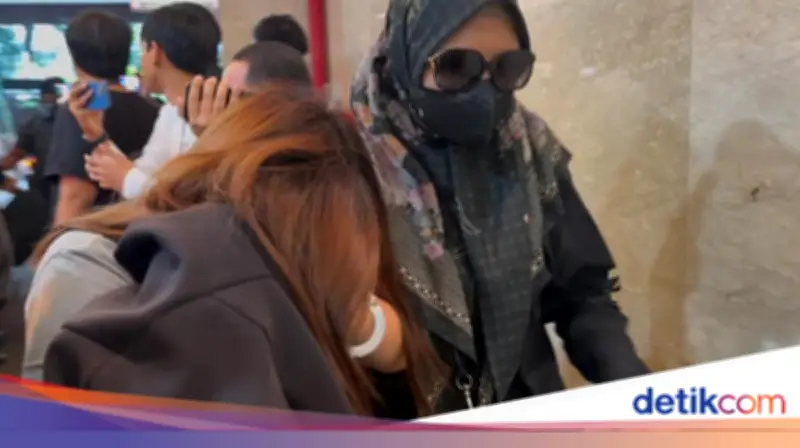 Tangan Diborgol, Istri dan 2 Anak Ko Erwin Tiba di Bareskrim