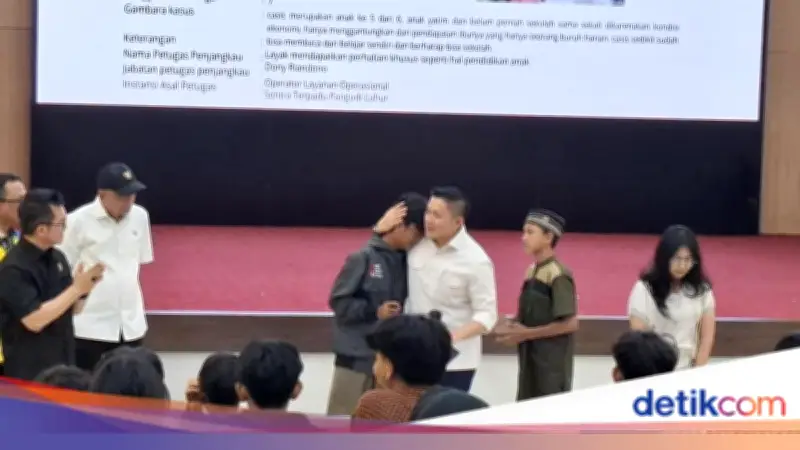 Tangis Haru Calon Siswa Sekolah Rakyat di Hadapan Seskab Teddy Indra Wijaya