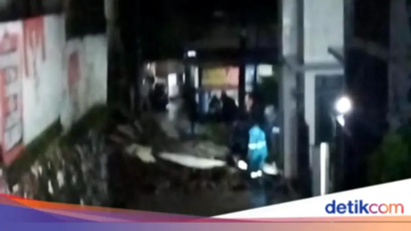 Tembok Roboh Akibat Longsor di Depok, Hujan Deras Jadi Penyebab