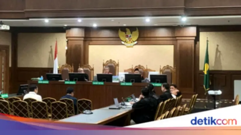 Terdakwa Korupsi Minyak Menangis di Sidang, Hakim Beri Tisu dan Skors Persidangan