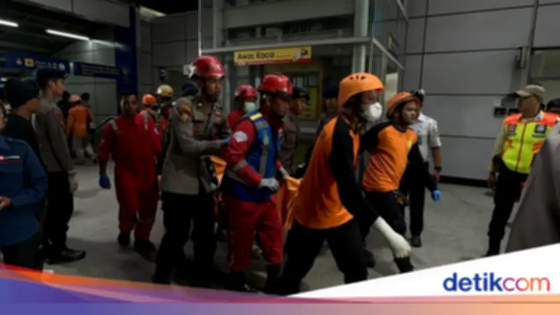 Tiga Kantong Jenazah Korban Kecelakaan KA di Bekasi Dievakuasi Pagi Ini