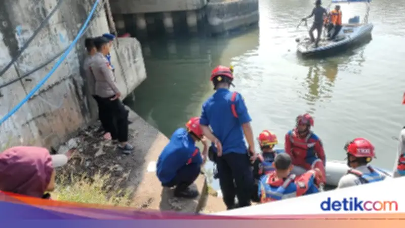 Tim SAR Evakuasi Pemotor Tenggelam di Kanal Banjir Timur Jakarta