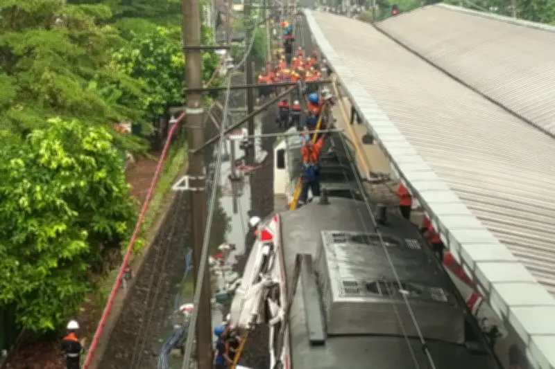 Tim SAR Lanjutkan Evakuasi Korban KRL di Stasiun Bekasi Timur