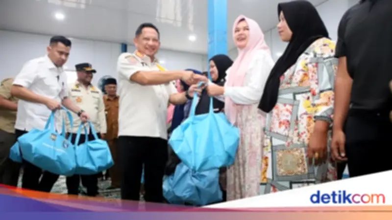 Tito Karnavian Salurkan Bantuan untuk Penyintas Bencana di Aceh, Huntara Tunyang Sudah Lengkap